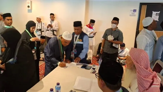 Jemaah calon haji asal Aceh menerima dana wakaf Baitul Asyi SAR2000 per orang. Poto : Dok Humas Haji Aceh