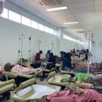 Para penyandang thalassemia sedang melakukan transfusi darah di Sentra Thalassemia Rumah Sakit Umum Daerah Zainal Abidin (RSUDZA) Banda Aceh, Kamis (08/05/2025). Poto : YDUA for Digdata.id