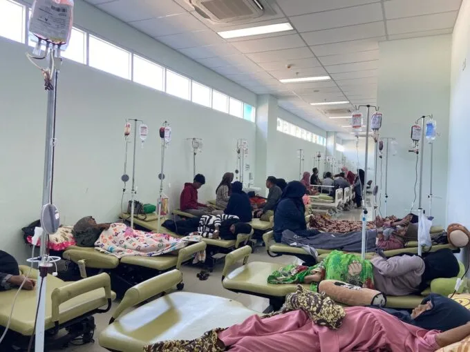 Para penyandang thalassemia sedang melakukan transfusi darah di Sentra Thalassemia Rumah Sakit Umum Daerah Zainal Abidin (RSUDZA) Banda Aceh, Kamis (08/05/2025). Poto : YDUA for Digdata.id