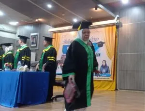 Salah satu siswa sekolah Lansia Kota Banda Aceh yang baru selesai diwisuda. Foto; Fitri/Digdata.id