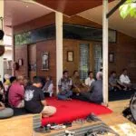 Sejumlah pemuda berdiskusi dan kenduri memperingati Haul ke-15 Hasan Tiro di Aceh. Poto : For Digdata.id