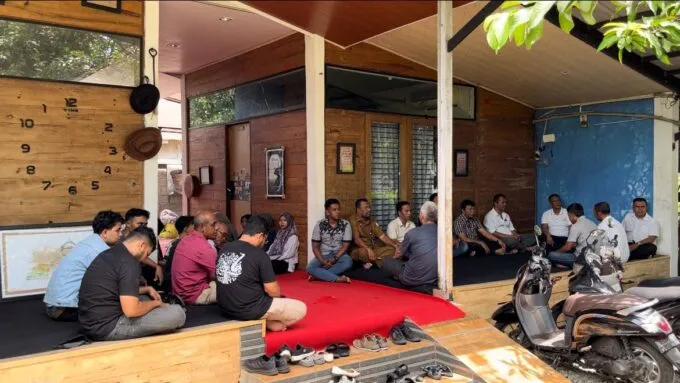 Sejumlah pemuda berdiskusi dan kenduri memperingati Haul ke-15 Hasan Tiro di Aceh. Poto : For Digdata.id