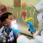 Dokter sedang memeriksa kondisi gigi seorang anak penyandang Thalassemia pada kegiatan Bakti Sosial FKG USK di Rumah Singgah Rumah Kita, Yayasan Darah untuk Aceh (YDUA), Minggu (15/6/2025)