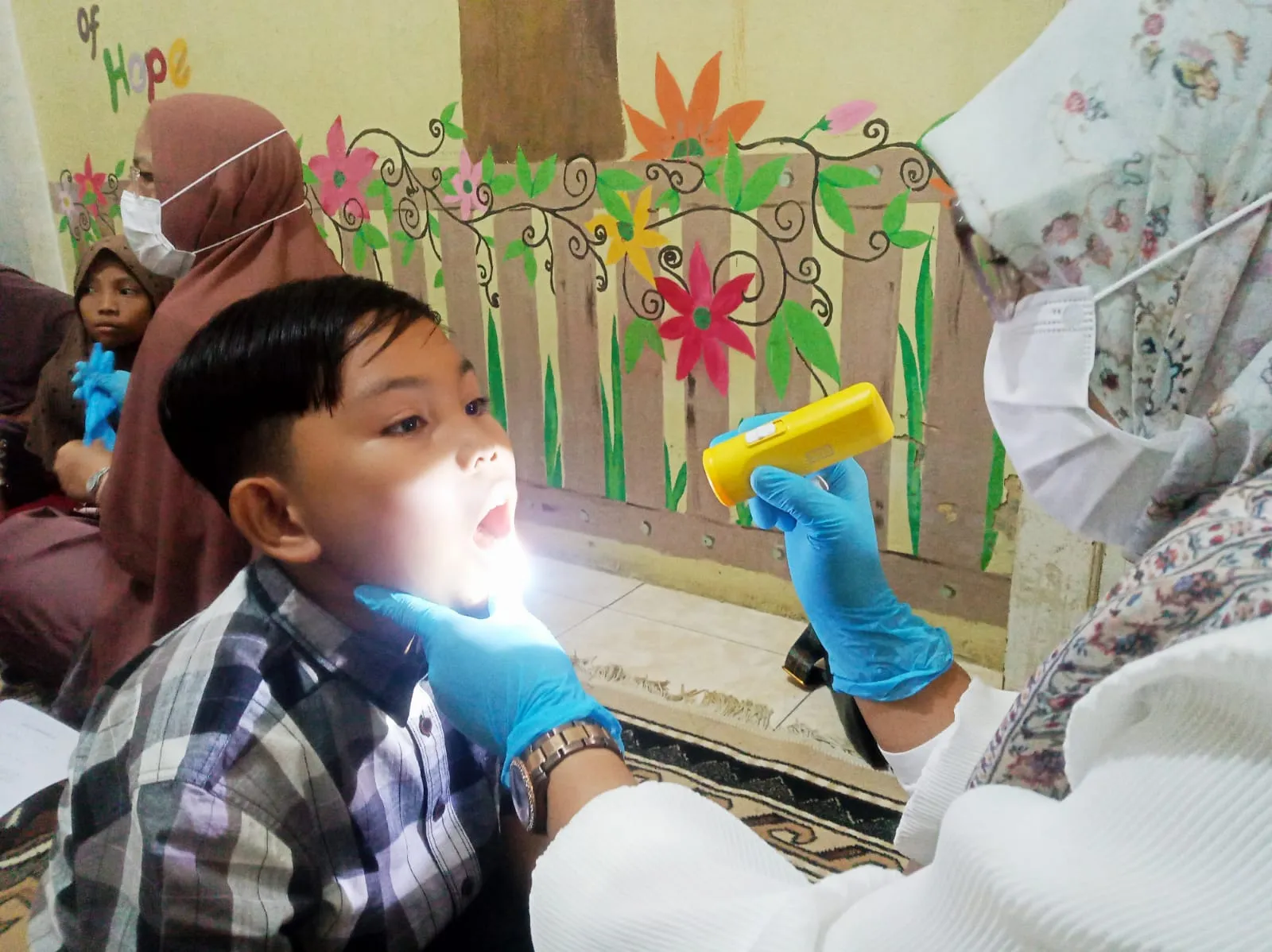 Dokter sedang memeriksa kondisi gigi seorang anak penyandang Thalassemia pada kegiatan Bakti Sosial FKG USK di Rumah Singgah Rumah Kita, Yayasan Darah untuk Aceh (YDUA), Minggu (15/6/2025)