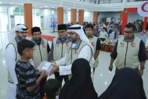 Dr Sultan Faisal Ali Khalifah Alremeithi dan Syekh Hamood Matar Perwakilan Bulan Sabit Merah Uni Emirat Arab (UEA) menyerahkan bantuan daging kurban kepada perwakilan masyarakat di Aula Auditorium Ali Hasyimi UIN Ar-Raniry Banda aceh. Foto : Humas UIN Ar-Ranniry.