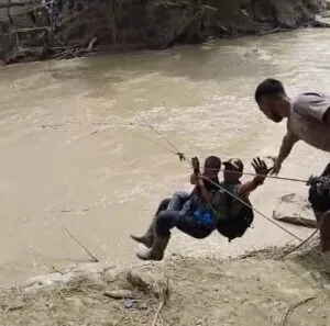 warga melintasi sungai menggunakan tali sling sedanya sebagai jembatan darurat. Foto; dok pribadi Namtara Linge