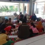 anak-anak pengungsi sedang belajar dan bermain bersama relawan dari balaysyura Aceh dan UPTD PPA . Foto: Fitri/Digdata.id