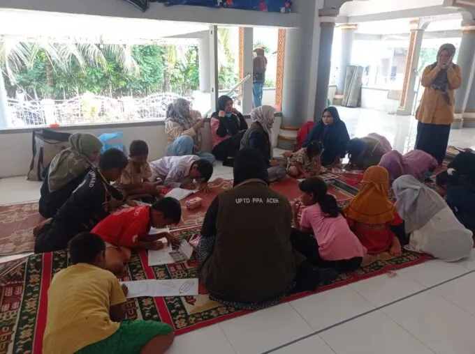 anak-anak pengungsi sedang belajar dan bermain bersama relawan dari balaysyura Aceh dan UPTD PPA . Foto: Fitri/Digdata.id