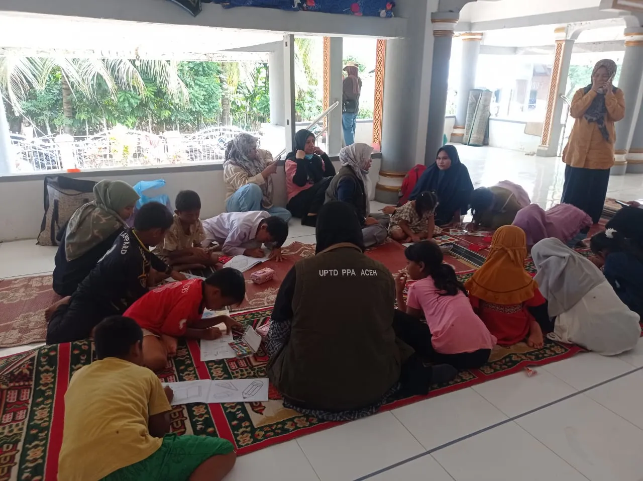 anak-anak pengungsi sedang belajar dan bermain bersama relawan dari balaysyura Aceh dan UPTD PPA . Foto: Fitri/Digdata.id