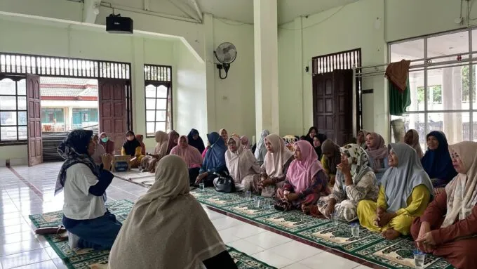 Yayasan Perempuan Anak dan Negeri (YPANBA) melakukan diskusi bersama Pemerintah Gampong Blang Dalam untuk program pemulihan pasca bencana berbasis masyarakat gampong/ Foto; Dok.YPANBA
