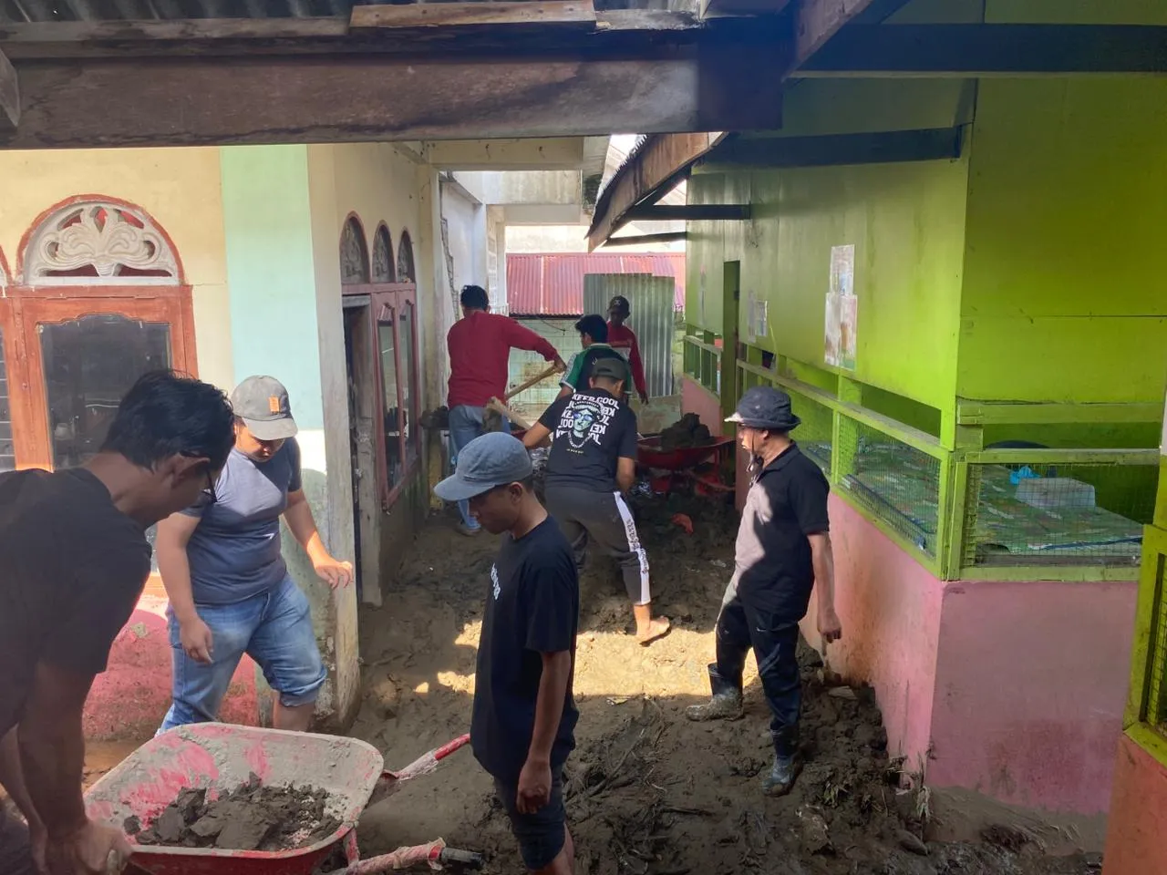 SEI laksanakan bakti sosial bersihkan sekolah di Muredu Pidie Jaya. Foto: Dok.SEI
