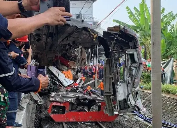 Tabrakan KA Argo Bromo Anggrek dan KRL di Bekasi Timur Tewaskan 14 Orang