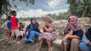 Direktur Katahati Institute Raihal Fajri bersama ibu-ibu penyintas banjir Bandang di Aceh. Foto;Ist