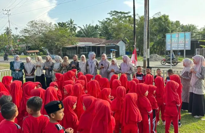 Apel peringatan Hari Kesaktian Pancasila siswa TKS IT Bazla di halaman sekolah